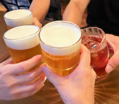 ビールで乾杯する瞬間 ビールで乾杯する瞬間 ビール,乾杯,グラスの写真素材