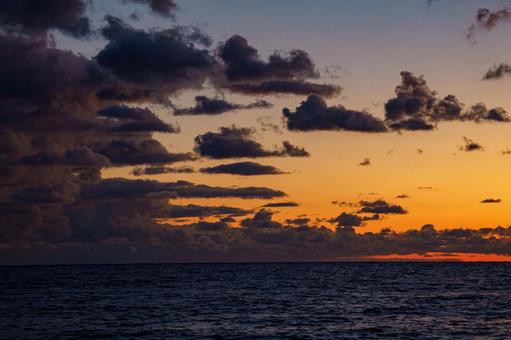 海で待つ朝日が登るまでの時間 海,雲,風景の写真素材