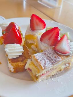苺とクリームのケーキ盛り合わせ 苺とクリームのケーキ盛り合わせの写真