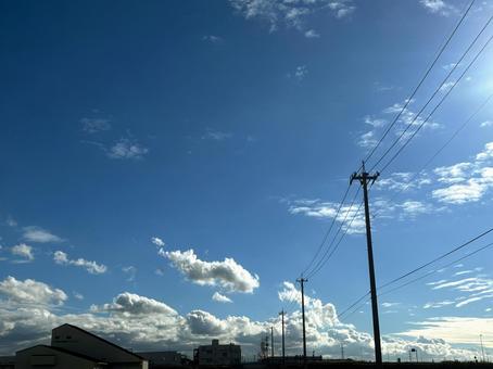 青空と白い雲、電柱 青空と白い雲、電柱の写真