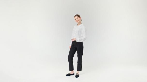 カメラ目線で首を傾げ笑う女性 カメラ目線で首を傾げ笑う女性の写真