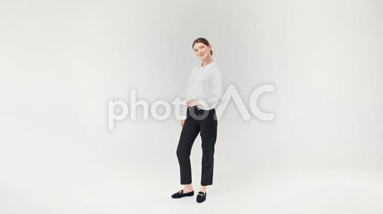 カメラ目線で首を傾げ笑う女性 女性,首を傾げる,微笑むの写真素材