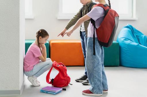 頬杖をついて考える女の子をいじめる様子 女の子,リュック,ノートの写真素材