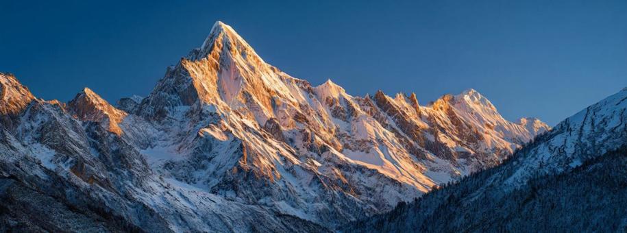 冬の夕焼け:輝く雪山と空のグラデーション 冬の夕焼け:輝く雪山と空のグラデーションの写真