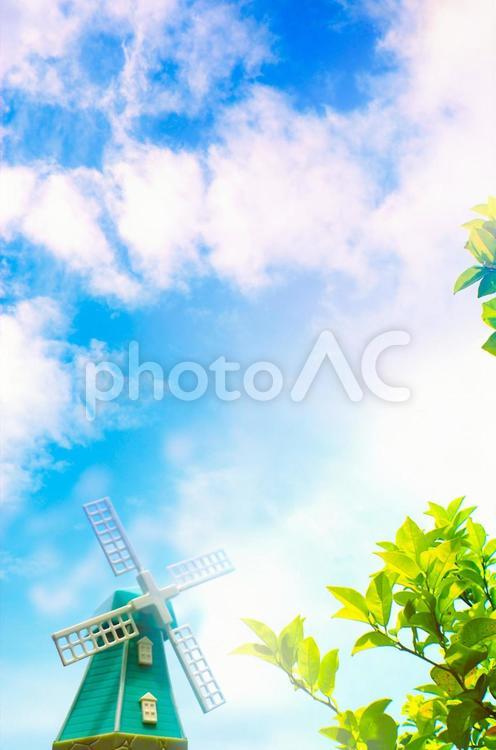新緑と青空と雲と風車でエコなイメージ 風車,エコ,風力発電の写真素材