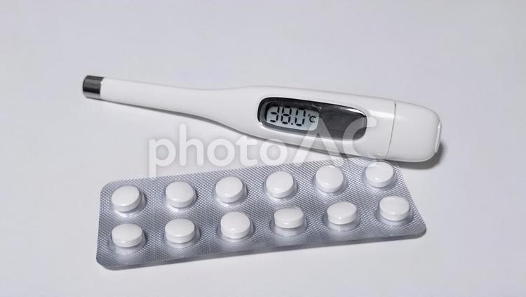 体温計と薬 体温計,デジタル,薬の写真素材