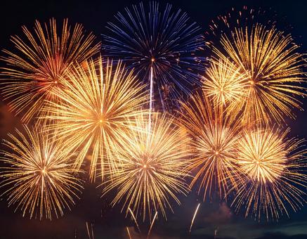 夜空に上がる打ち上げ花火 夜空に上がる打ち上げ花火の写真