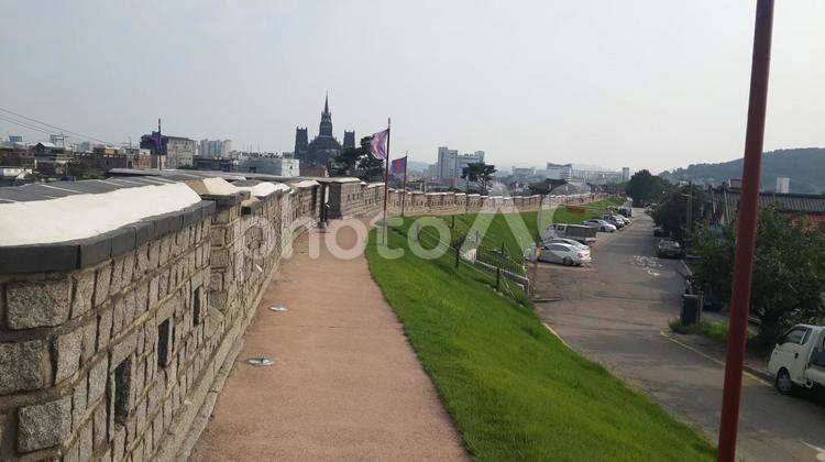 韓国スウォン 水原華城の城壁と街並み 韓国,水原,スウォンの写真素材
