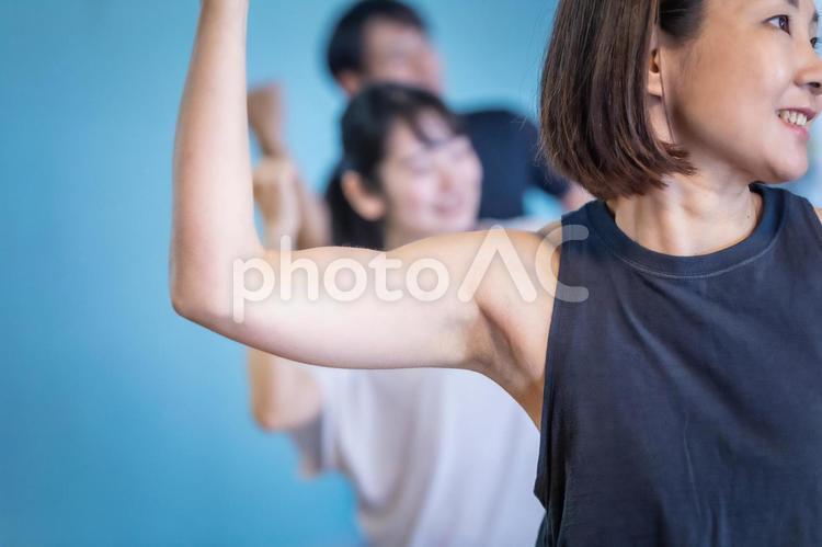 スポーツジムでスタジオメニューをする男女（ダンス） ダンス,ダンス教室,エアロビクスの写真素材