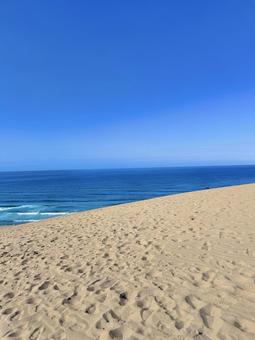 砂丘と海と空 海,砂丘,鳥取の写真素材