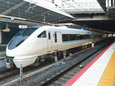 新大阪駅停車中のJR特急くろしお289系 新大阪駅停車中のJR特急くろしお289系の写真