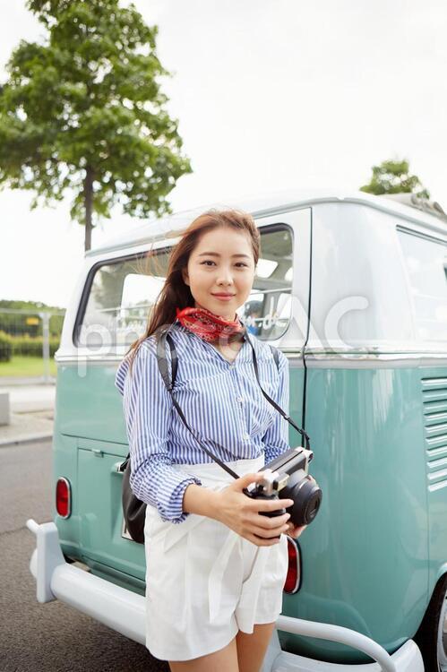 カメラを持つ海外旅行中の女性10 海外旅行,女性,日本人の写真素材