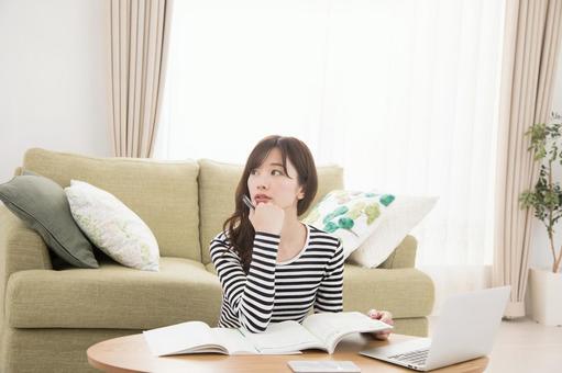女性 勉強 資格 ノートパソコン 調べる 女性 勉強 資格 ノートパソコン 調べる 女性,人物,日本人の写真素材