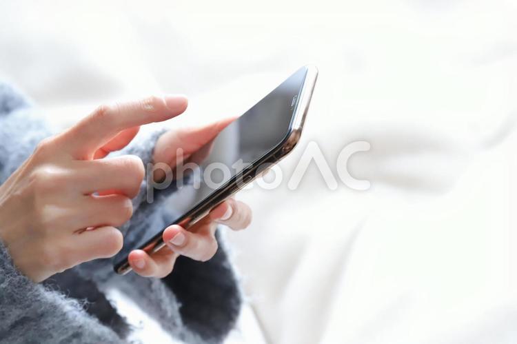スマートフォンを使う女性の手元 スマートフォン,スマホ,携帯電話の写真素材
