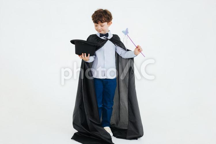 帽子を見つめる男の子 男の子,帽子,持つの写真素材