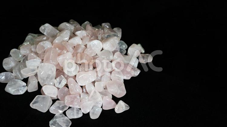 ローズクォーツのさざれ石 ローズクォーツ,さざれ石,恋愛運の写真素材