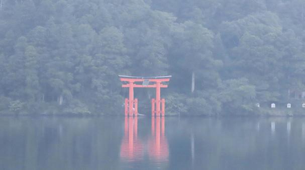 恩賜箱根公園から望む湖面に立つ平和の鳥居 恩賜箱根公園から望む湖面に立つ平和の鳥居の写真