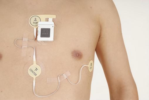 心電図ホルターを装着した中年男性の胸部 心電図,ホルター心電図,心拍数の写真素材