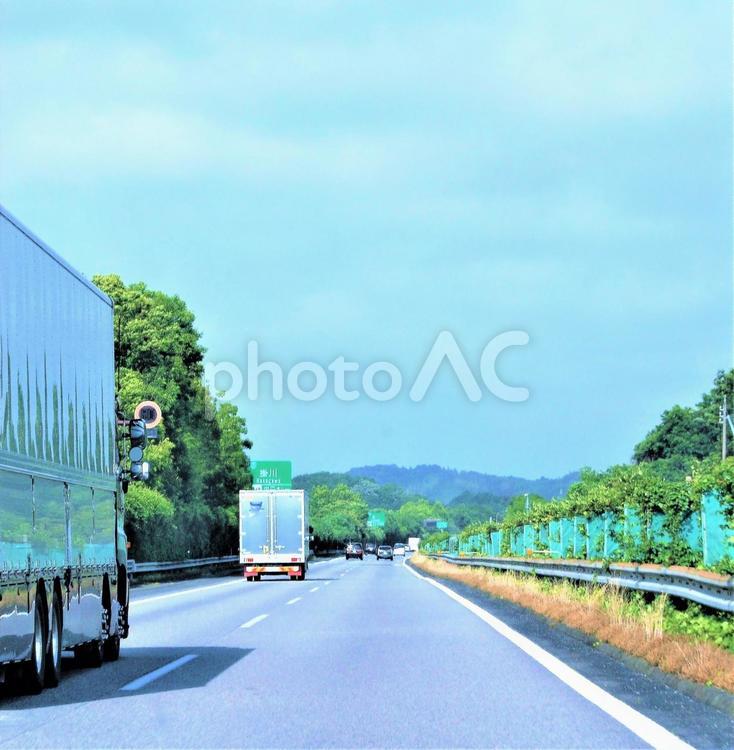 緑が鮮やかな高速道路　追い越し 追い越し,スピード,道路の写真素材