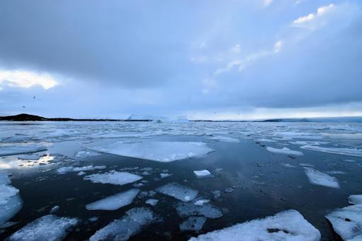 流氷と氷河が浮かぶ壮大で美しい冬の大自然 流氷と氷河が浮かぶ壮大で美しい冬の大自然 氷河,氷,流氷の写真素材