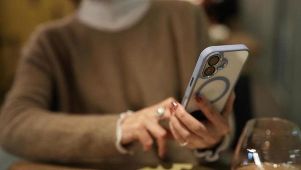 料理の写真を撮る女性 女性,食事,イタリアンの写真素材