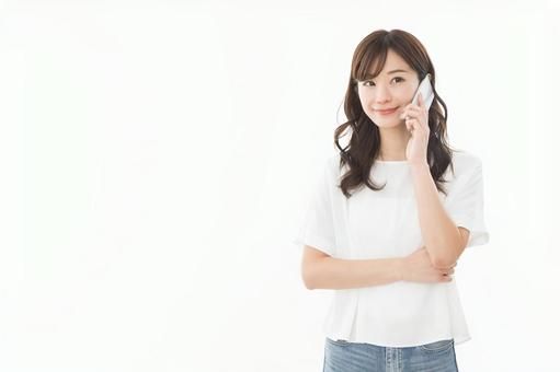 若い女性 スマートフォン 話す 若い女性 スマートフォン 話すの写真