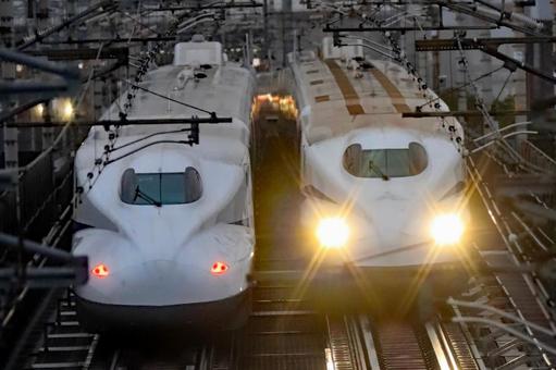 新幹線のすれ違い n700系,鉄道,のぞみの写真素材