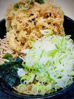 ネギたっぷりかき揚げそば ネギたっぷりかき揚げそばの写真