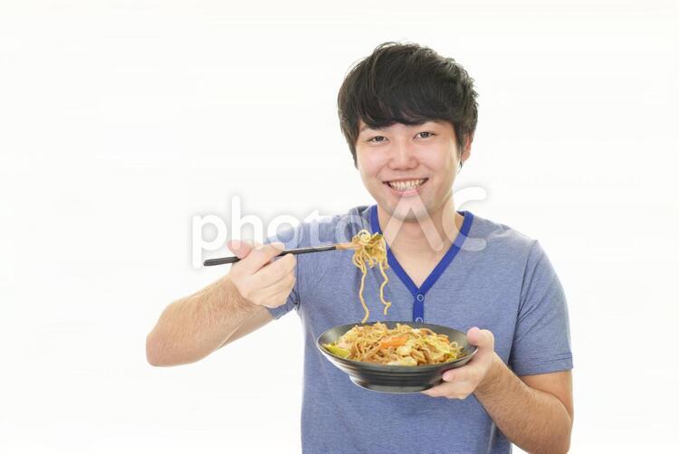食事を楽しむ男性 男性,男,焼きそばの写真素材