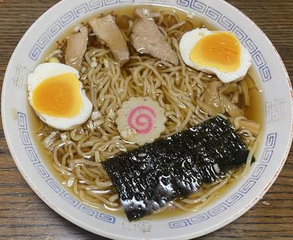 ラーメン 醤油ラーメン ゆで卵 ラーメン 醤油ラーメン ゆで卵の写真