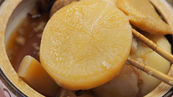 おでん・大根・お家ごはん（食べるシーン） おでん,熱々,鍋料理の写真素材