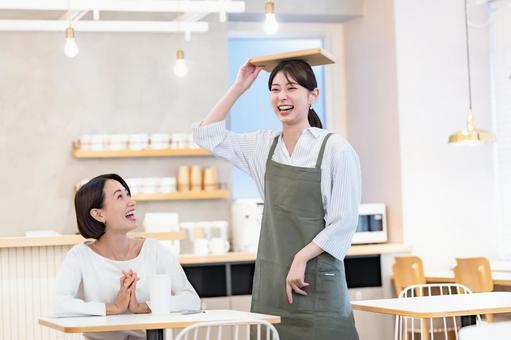 ふざけて笑っている店員のシーン カフェ,店員,女性の写真素材