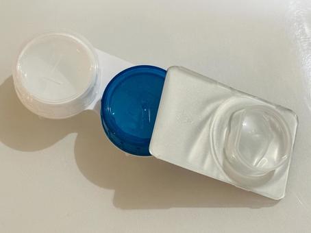 Contact case and lenses 2, JPG