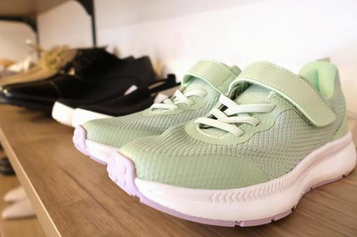 玄関の靴（新品）整理整頓イメージ　 玄関,靴箱,スニーカーの写真素材