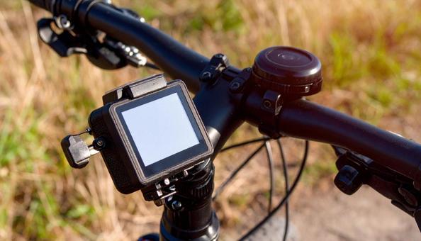 自転車にとりつけたアクションカメラ 自転車にとりつけたアクションカメラの写真