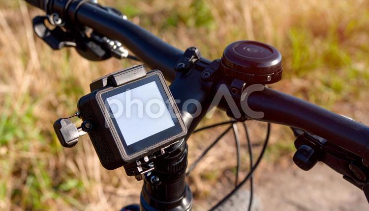 自転車にとりつけたアクションカメラ アクションカメラ,冒険,高度の写真素材