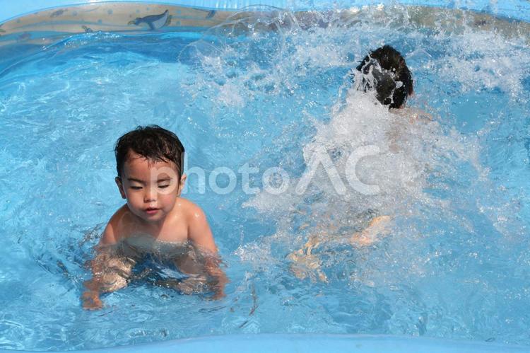 庭のプール　水しぶきを立てて遊ぶ子ども プール,水遊び,子供の写真素材