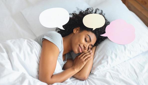 睡眠中、吹き出しの夢を見る女性 睡眠中、吹き出しの夢を見る女性の写真