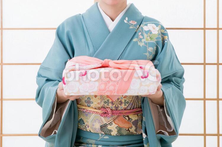 風呂敷と着物姿の女性 お中元,引出物,贈り物の写真素材