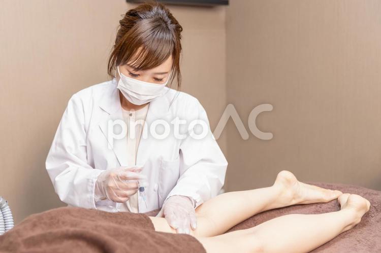 美容外科で施術を受ける女性（注射・太もも） 脂肪溶解注射,メソセラピー,ボトックス注射の写真素材