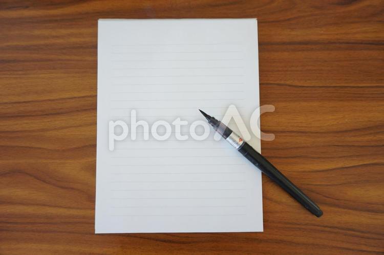 机の上の便せんとペン letter,お便り,けい線の写真素材