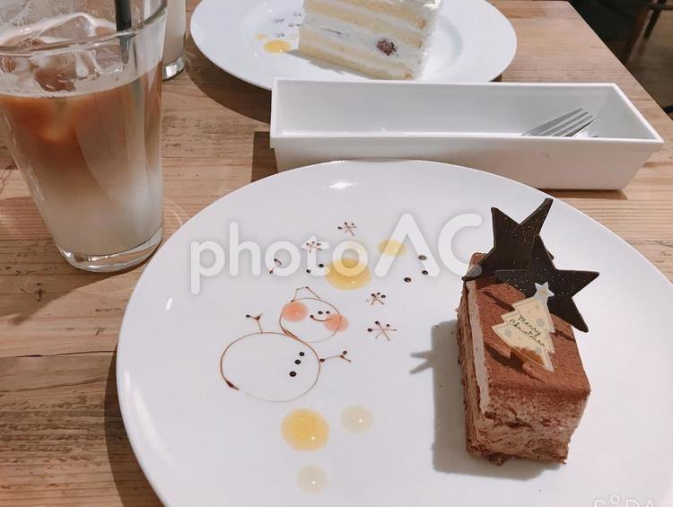 クリスマスケーキとカフェラテ クリスマス,ケーキ,チョコレートケーキの写真素材