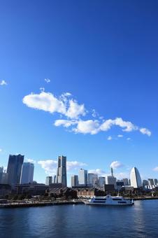 大桟橋から眺めるみなとみらい みなとみらい,横浜,青空の写真素材