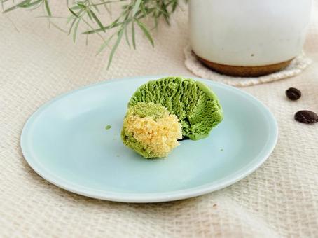 丸いマーブルのパウンドケーキと抹茶アイス パウンドケーキ,ケーキ,手作りの写真素材