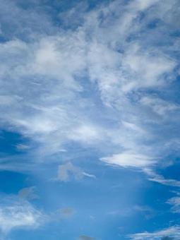 明るい青空と白い雲の風景の写真