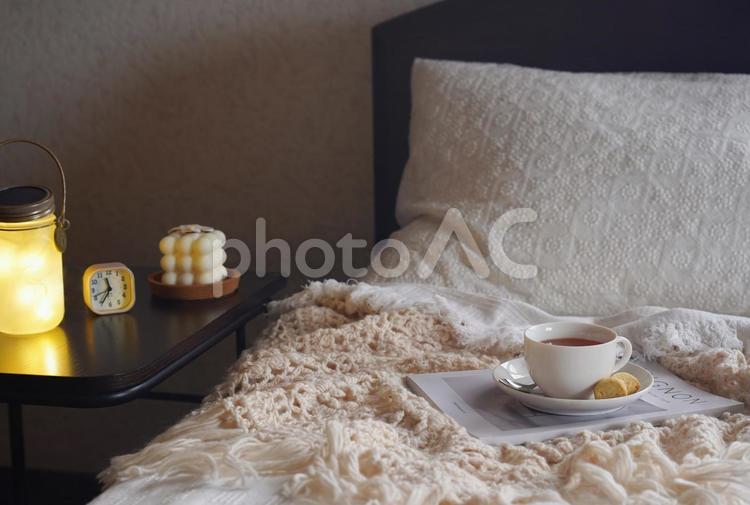 お休み前のまったりした時間 ベッド,紅茶,ライトの写真素材