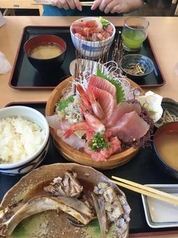 刺身定食とマグロのカマ 刺身定食とマグロのカマ 刺身定食,刺身,マグロの写真素材