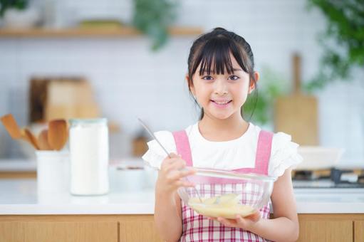 ボウルを手に笑顔を向ける女の子 女の子,小学生,日本人の写真素材