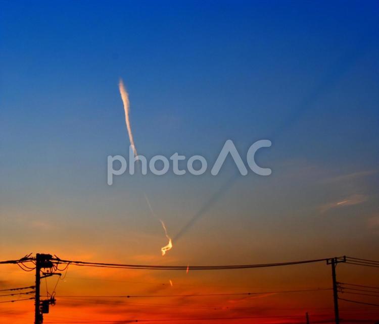 不思議な形の雲と影 雲,影,夕空の写真素材