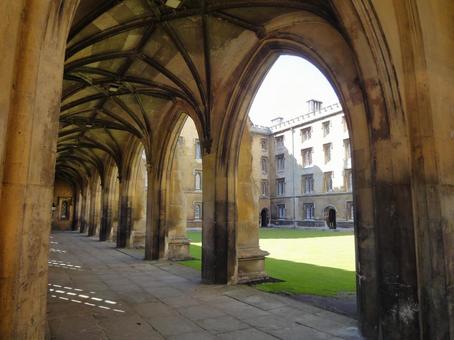イギリス ケンブリッジ 大学廊下 イギリス ケンブリッジ 大学廊下の写真